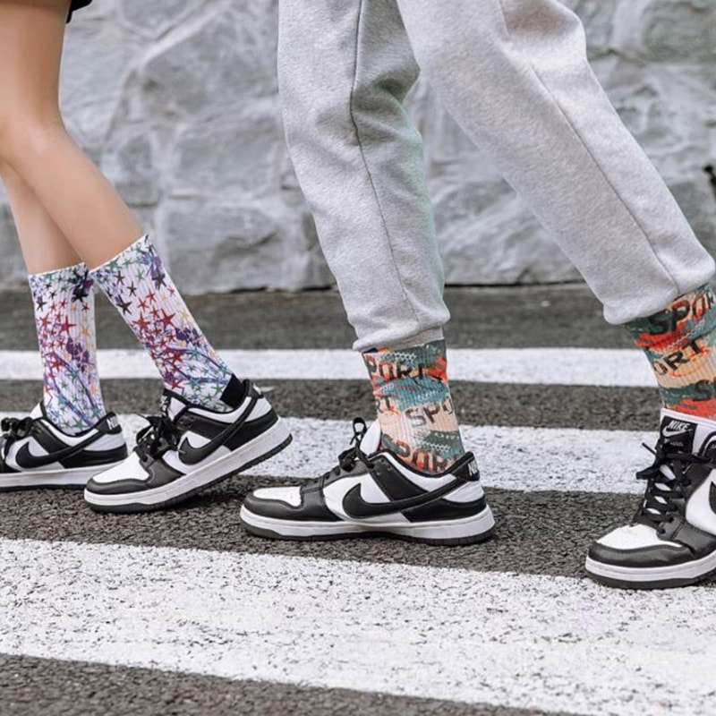 3D -utskriftsteknologi for vår- og sommersokker, lange sokker for menn, kvinners mellomsoller, europeiske og amerikanske gatesport, par bomullssokker, graffiti trendy sokker 3D -utskriftsteknologi for vår- og sommersokker, lange sokker for menn, kvinners mellomsoller, europeiske og amerikanske gatesport, par bomullssokker, graffiti trendy sokker