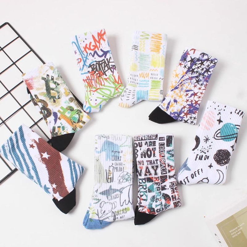 3D -utskriftsteknologi for vår- og sommersokker, lange sokker for menn, kvinners mellomsoller, europeiske og amerikanske gatesport, par bomullssokker, graffiti trendy sokker 3D -utskriftsteknologi for vår- og sommersokker, lange sokker for menn, kvinners mellomsoller, europeiske og amerikanske gatesport, par bomullssokker, graffiti trendy sokker